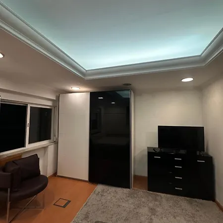 Estudio Que Compoe Se Por Uma Peca Com Cozinha Integrada Um Banheiro Apartamento *